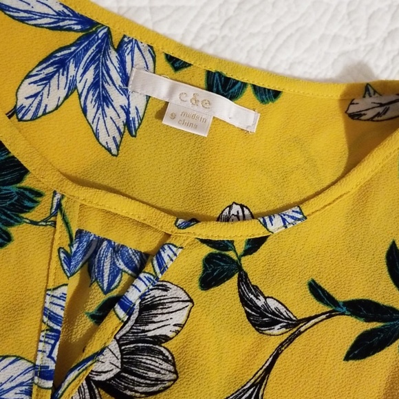 Floral sleeveless top.  Size  S - Picture 3 of 4